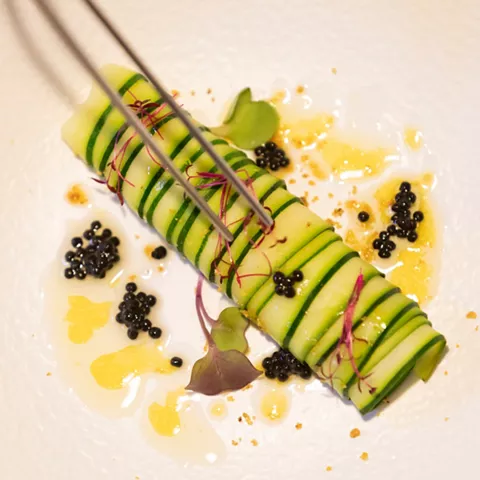 Pinzas sobre rollito de calabacín