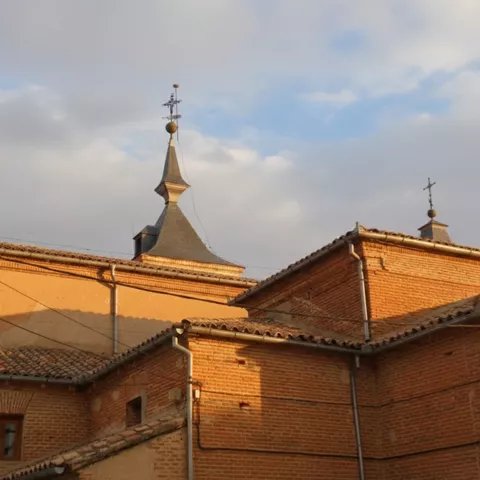 Cubiertas y torreones de ladrillo al atardecer