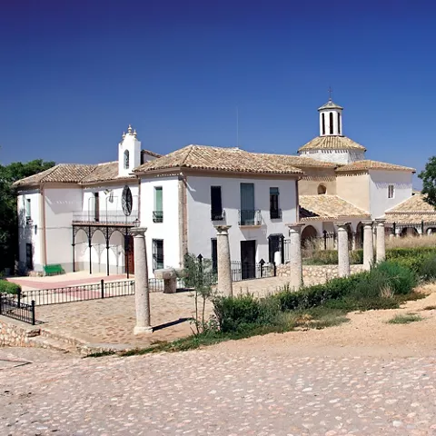 Iglesia blanca con patio y columnas