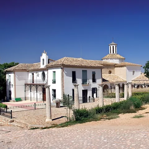 Iglesia con columnas en plaza
