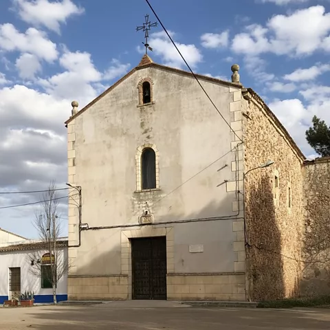 Iglesia de fachada lisa con espadaña sencilla