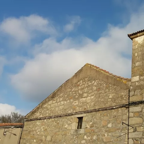 Iglesia de piedra con espadaña y nido
