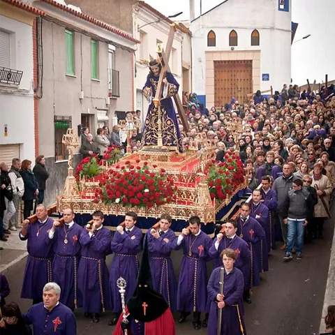 Procesión religiosa con andas y portadores