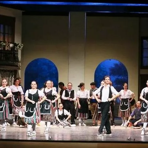 Elenco completo en escena durante número de danza teatral