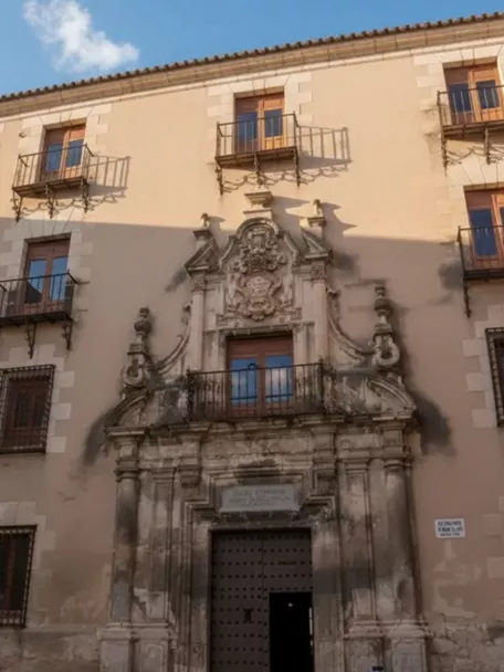 Fachada simétrica con escudo y puerta tallada