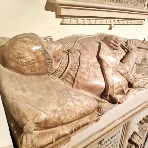 Sepulcro renacentista de mármol en interior religioso.