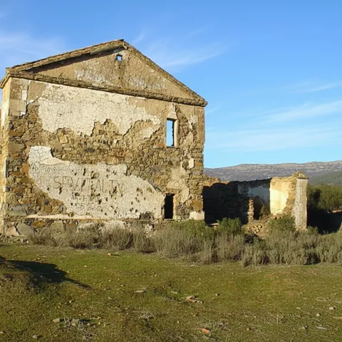 Casa en ruinas junto a la sierra