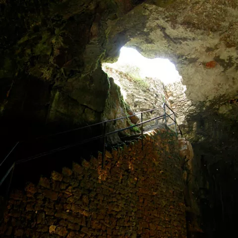 Boca iluminada de sima.