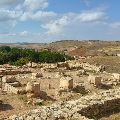 Ruinas históricas con paisaje rural.