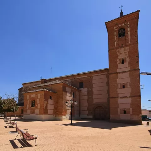 Iglesia aislada con torre en campo seco