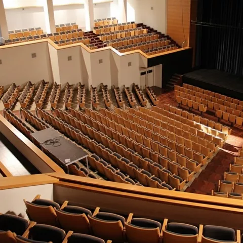 Vista superior de auditorio con escenario y platea