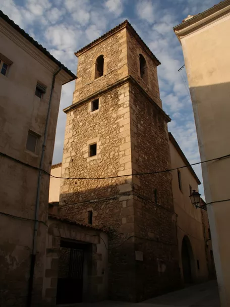 Torre histórica vista desde abajo