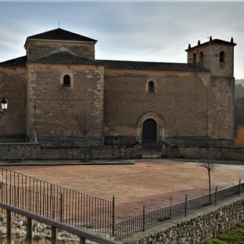 Iglesia con plaza abierta y entorno amurallado