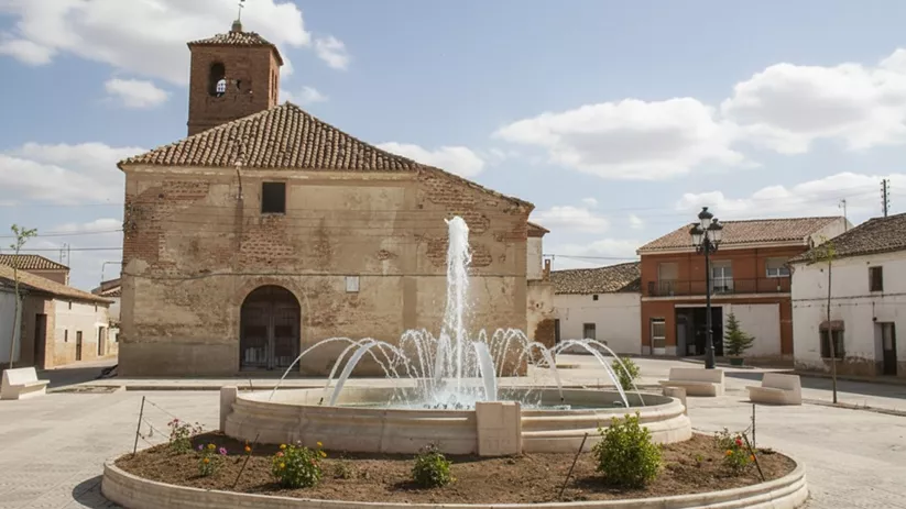 Iglesia parroquial con fuente en primer plano