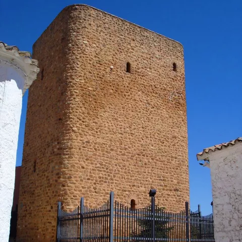 Torreón medieval de piedra en calle del pueblo