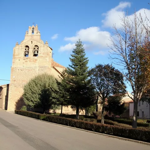Iglesia y plaza del pueblo