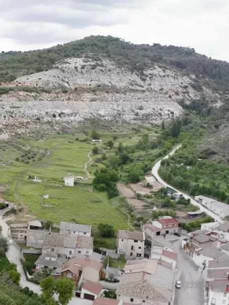 Paisaje rural con viviendas dispersas y relieve montañoso característico