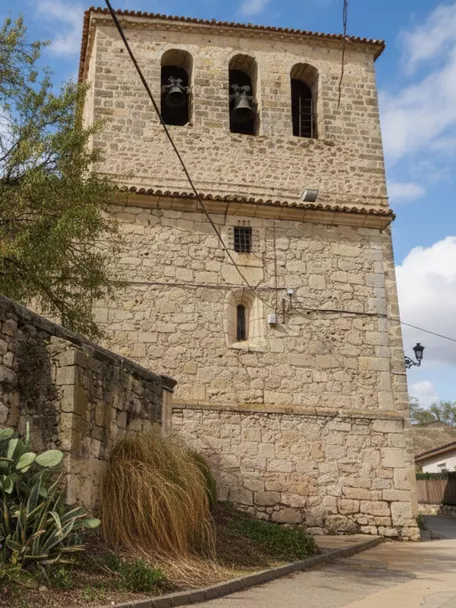 Iglesia de piedra con torre campanario