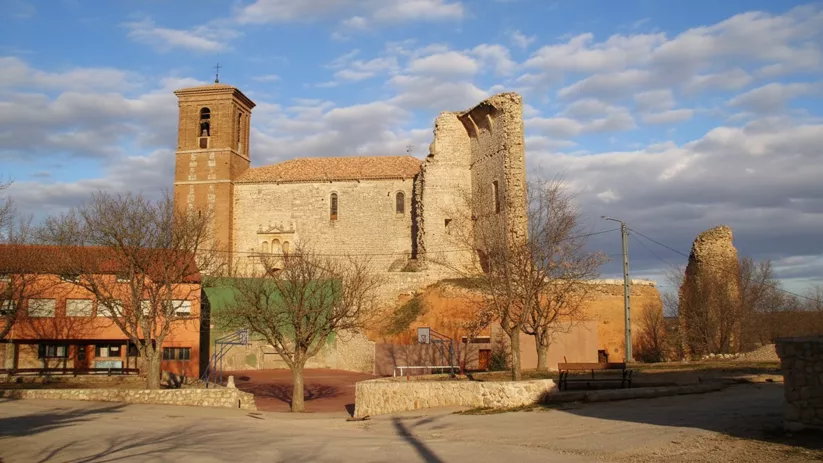 Conjunto histórico con iglesia y ruinas