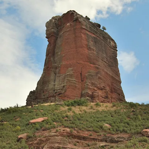 Monolito de roca rojiza.