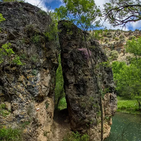 Arco natural sobre río.