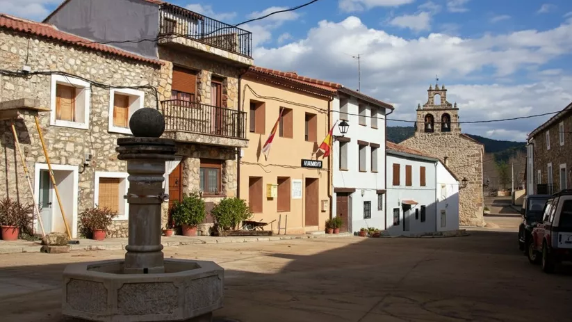 Plaza con fuente y arquitectura tradicional