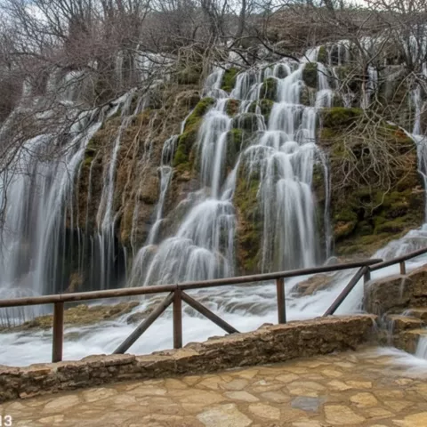 Saltos de agua escalonados junto a una pasarela de madera