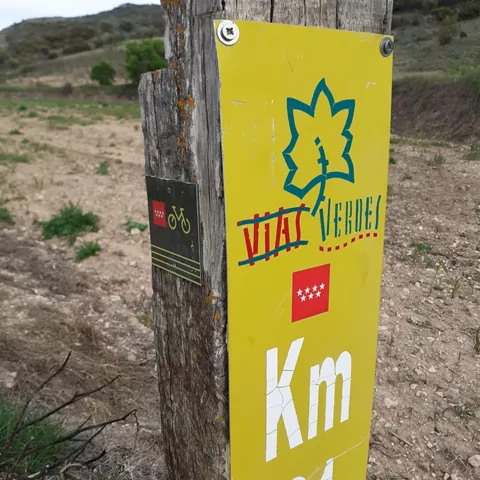 Señal de ruta cicloturista señalizada.