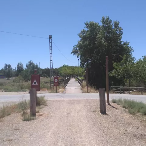 Entrada a una pasarela rural junto a una carretera