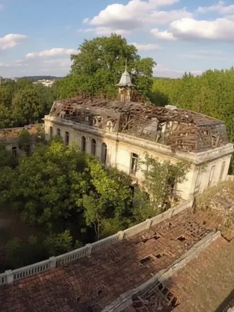 Antigua fábrica en ruinas rodeada de arbolado en Villalgordo del Júcar, vista aérea.