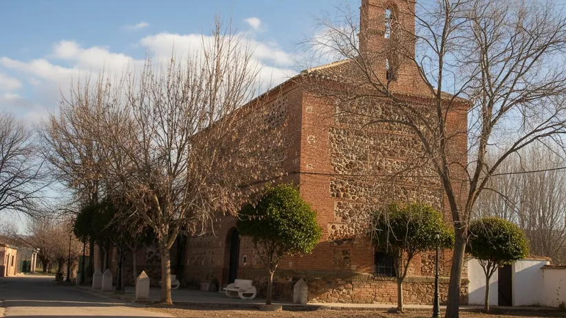Iglesia de arquitectura tradicional en plaza arbolada