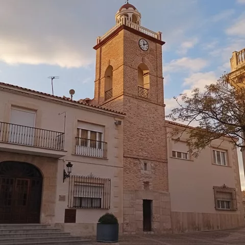Torre del reloj y edificio consistorial en entorno urbano