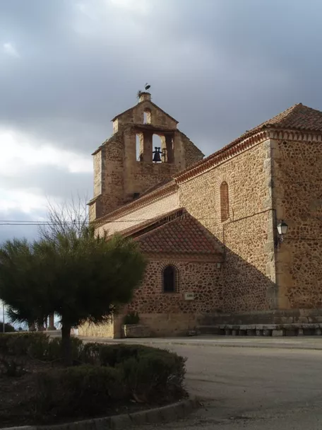 Iglesia de piedra en entorno abierto