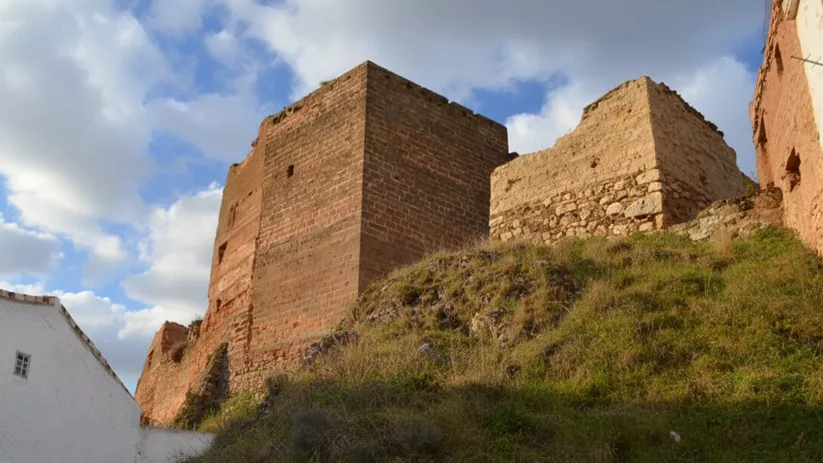 Detalle de murallas y torre defensiva