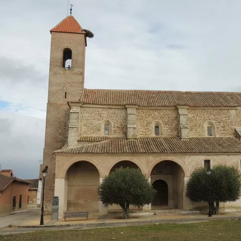 Iglesia de estilo tradicional con arcos