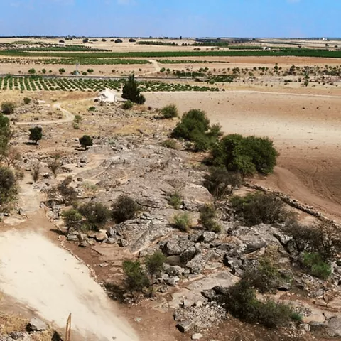 Vista elevada de canteras antiguas y campos de cultivo