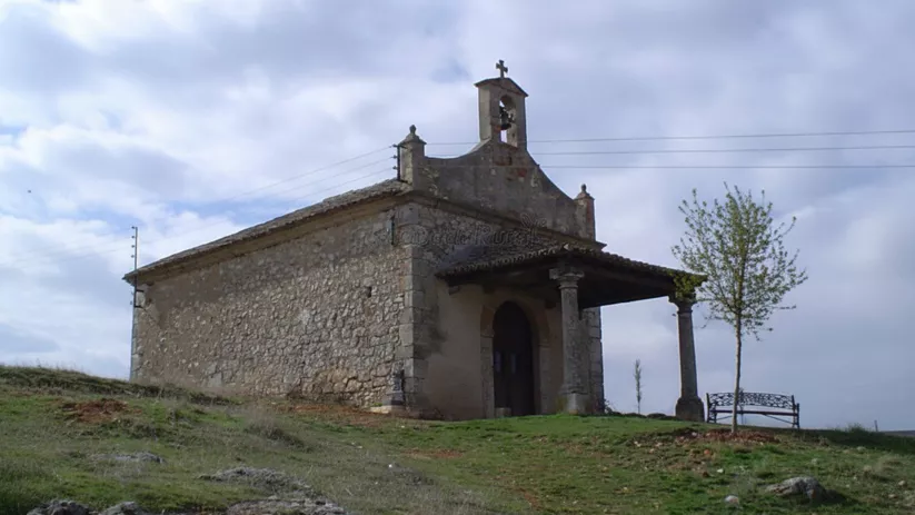 Ermita aislada sobre colina.