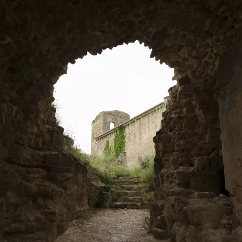 Arco de piedra visto desde el interior de una antigua construcción defensiva