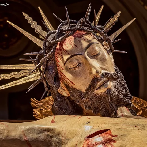Primer plano de escultura religiosa con corona de espinas