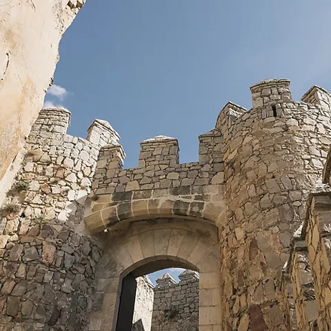 Vista inferior de muralla con torres y arco de entrada