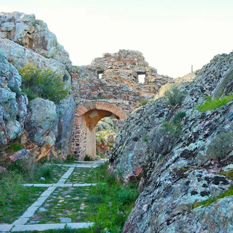 Arco de piedra entre rocas y sendero