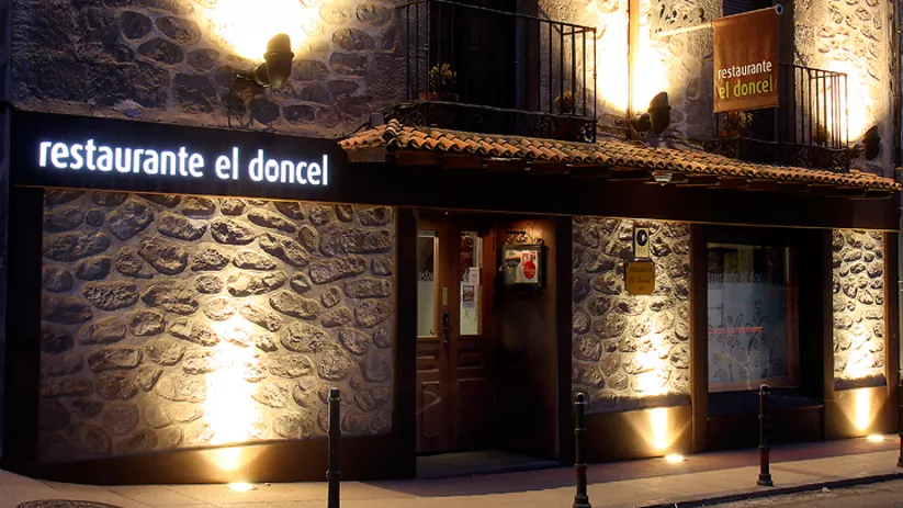 Fachada de restaurante iluminada de noche