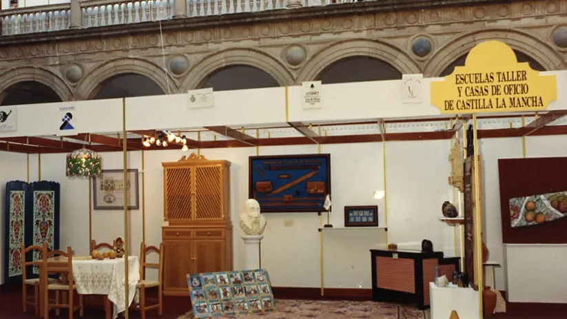 Estand artesanal montado en un patio histórico