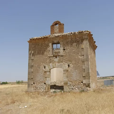 Pequeña construcción en ruinas en medio de un campo seco