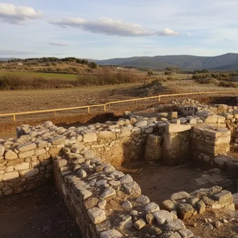 Estructuras de piedra excavadas en campo abierto