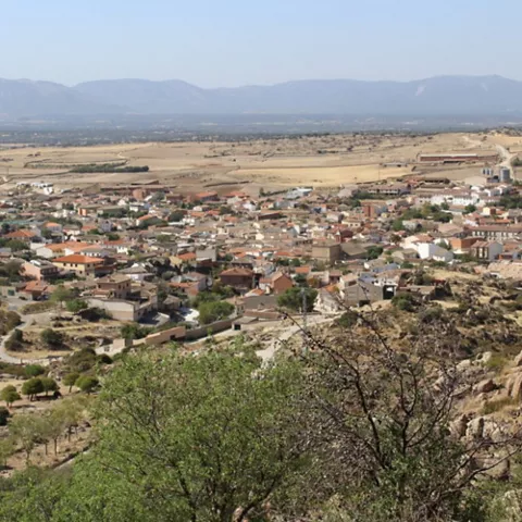 Vista panorámica de un pueblo entre rocas y montañas