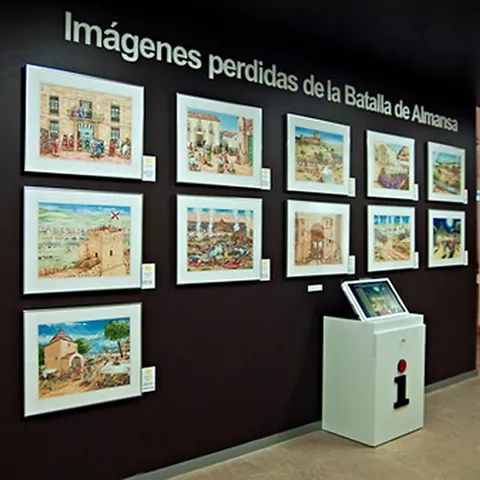 Galería interior con ilustraciones históricas enmarcadas y panel explicativo.