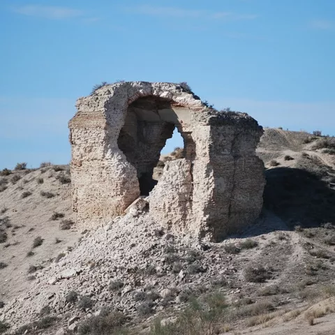 Ruina de construcción aislada sobre cerro árido