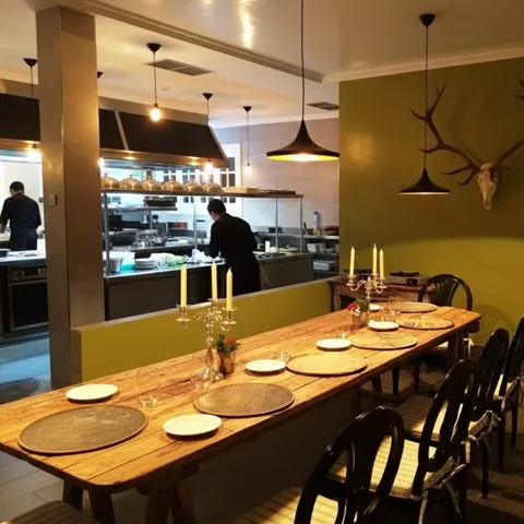Comedor privado junto a una cocina abierta