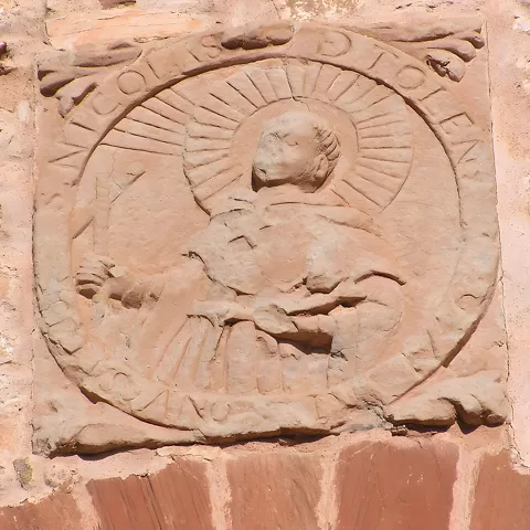 Detalle de la fachada del convento de Agustinos en Fuenllana